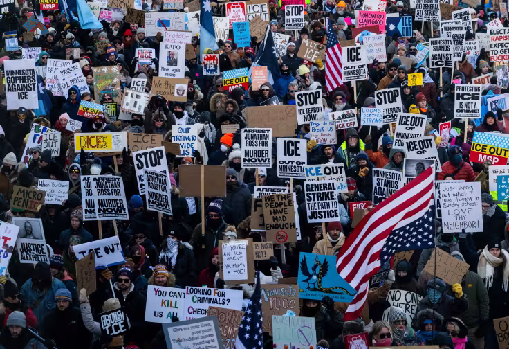 Photopgraph of a huge crowd of people holding signs demanding the DHS-employed murderer of Renee Good, Jonathan Ross; opposing ICE; and celebrating immigrants and freedom to speak and assemble.